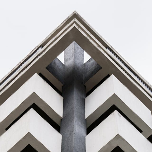 Architecture contemporaine — volumes et géométrie précise