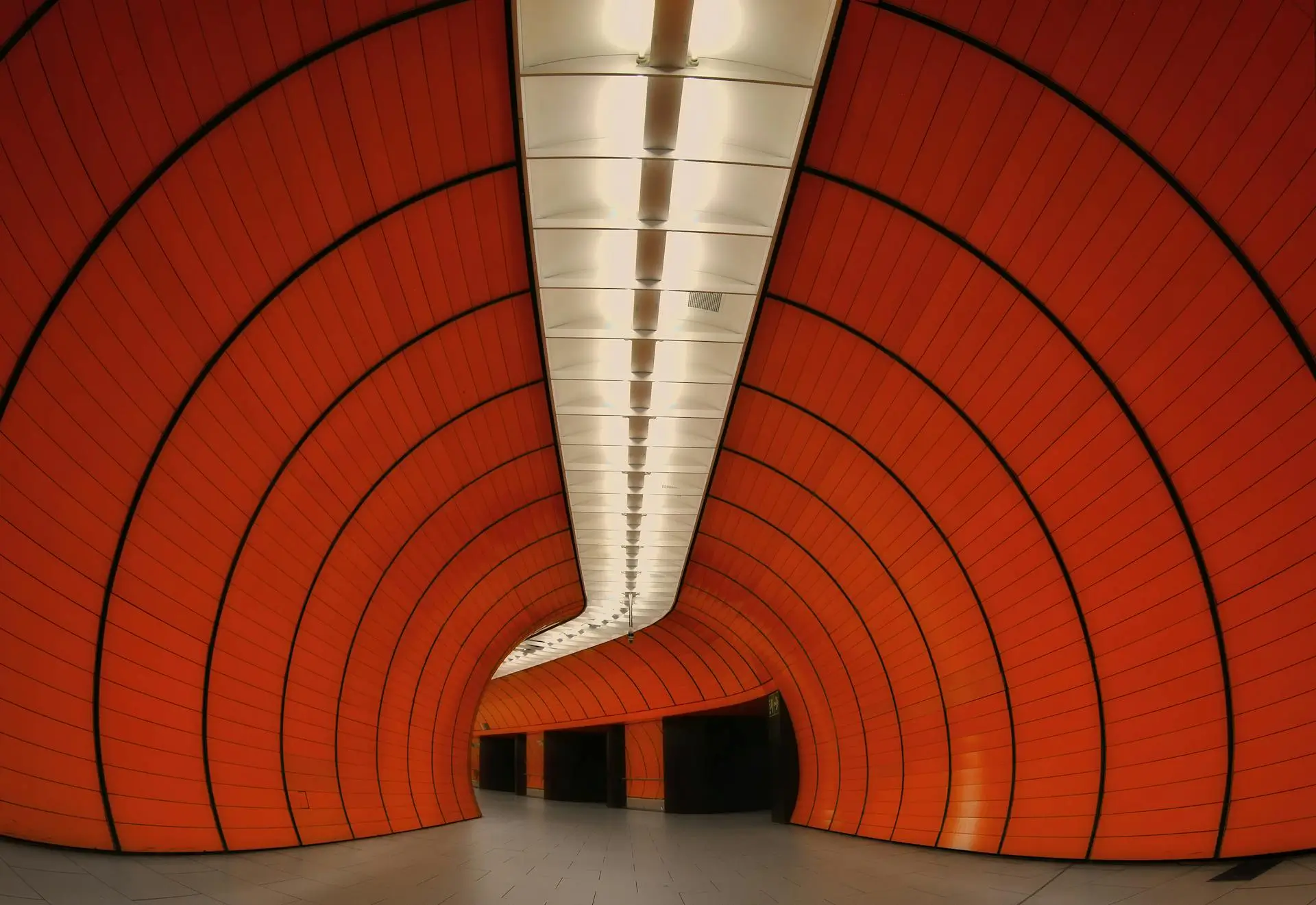 Tunnel de metro rénovée mêlant matières anciennes et détails contemporains